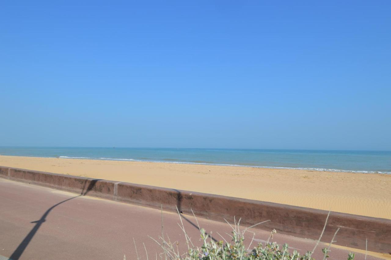 Appartement Moderne Avec Terrasse A 500M De La Mer Courseulles-sur-Mer Exterior photo